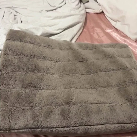 Gray and White Bedding Set - Picture 4 of 6